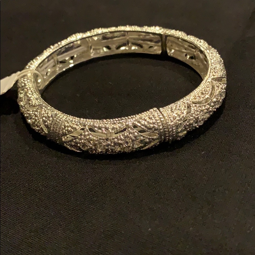 Trifari Silver Bracelet Bnwt Elastic Stretch 12$